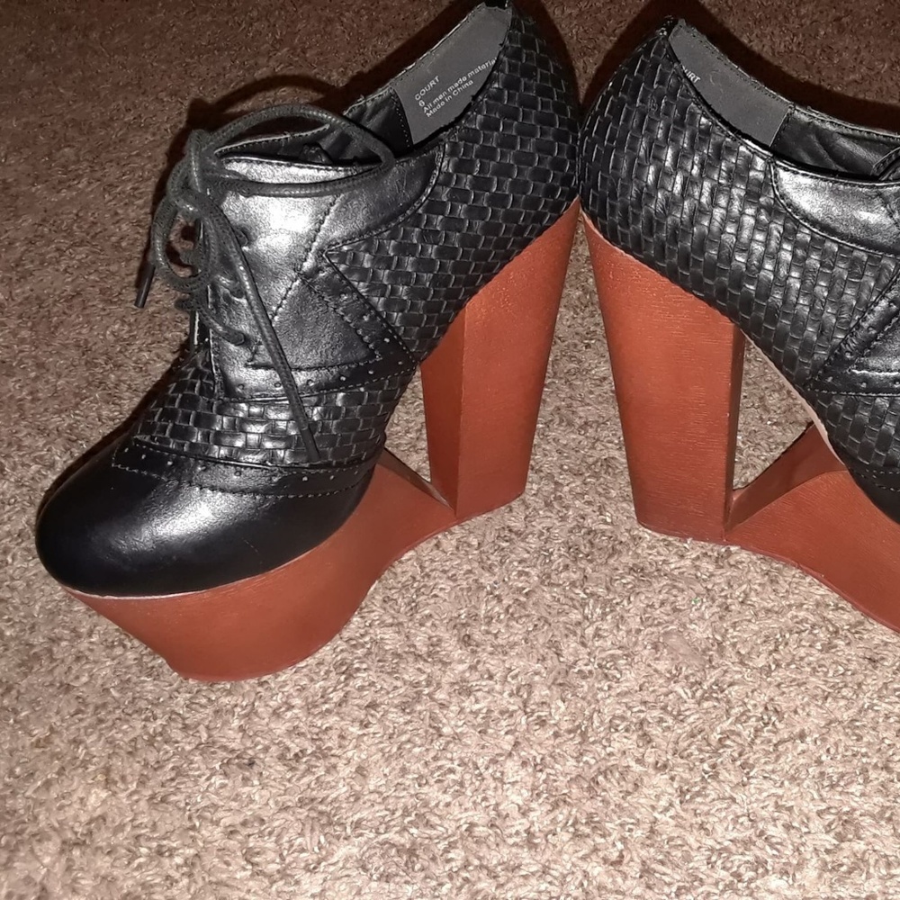 Oxford cut out wedge Deena bootie